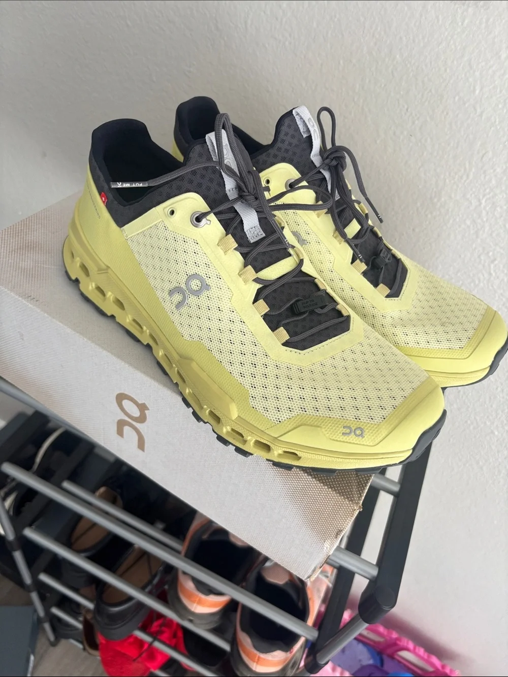 On Running Men’s limelight and Black Trail Running Shoes